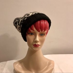 Unbranded knit black and white beanie hat. OS. EUC